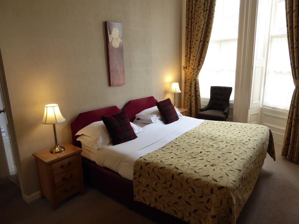 Alhambra Court 4*
