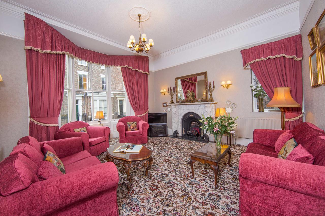Hotel Alhambra Court