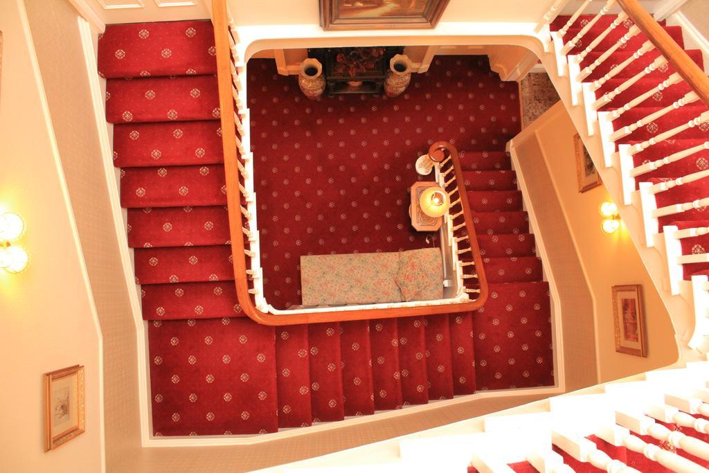 Alhambra Court 4*